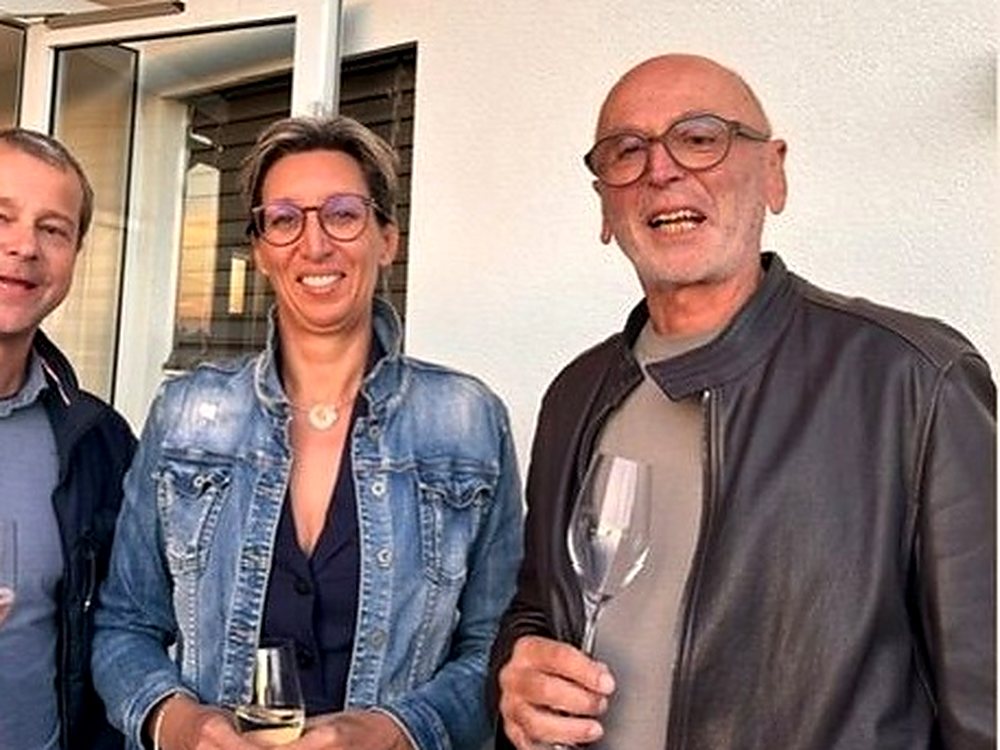 Drei Gäste beim Anstoßen